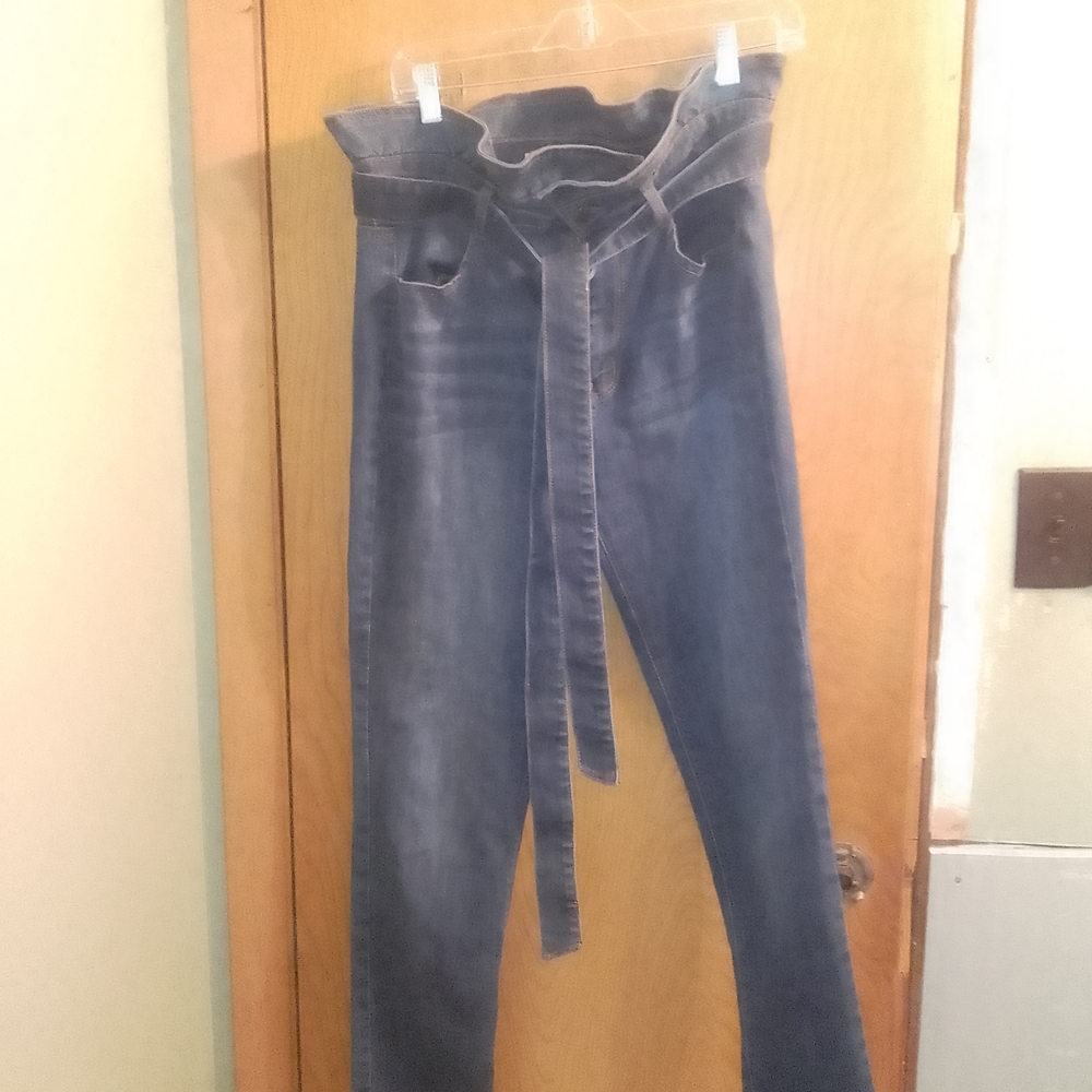 Women's Ruffled Weist Blue High-Waisted Jeans With A Tie Belt Fryed Bottoms‎